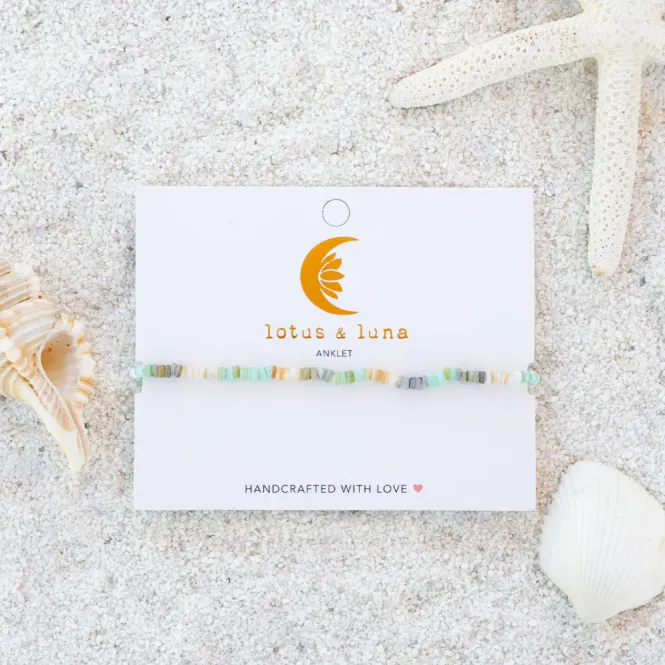 Hovedbilde Pismo Mini Puka Anklet - ankelsmykke / Lotus & Luna