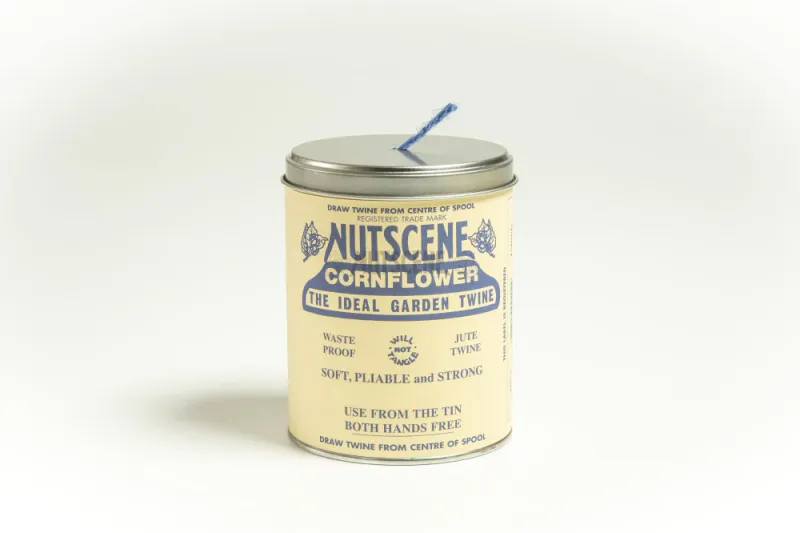 Metallboks med hyssing i jute 150m, Cornflower /  Nutscene Twines Ltd