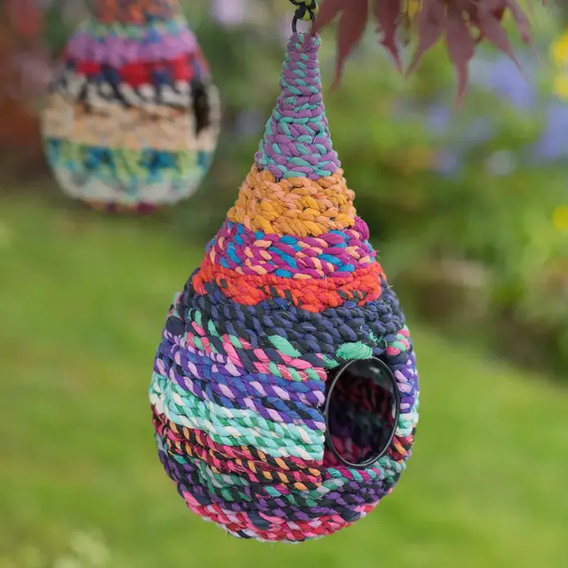Stort fuglehus - resirkulerte sarier / Namaste Fair Trade